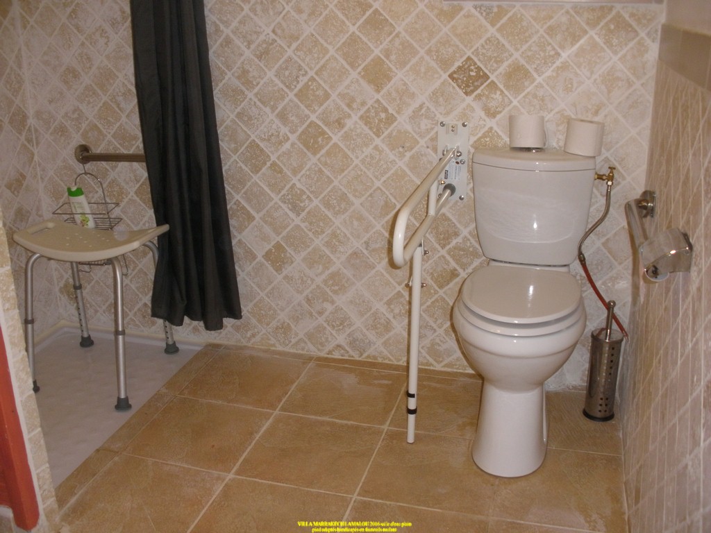 salle d eau adaptée handicapés PMR douche italienne barres d appui