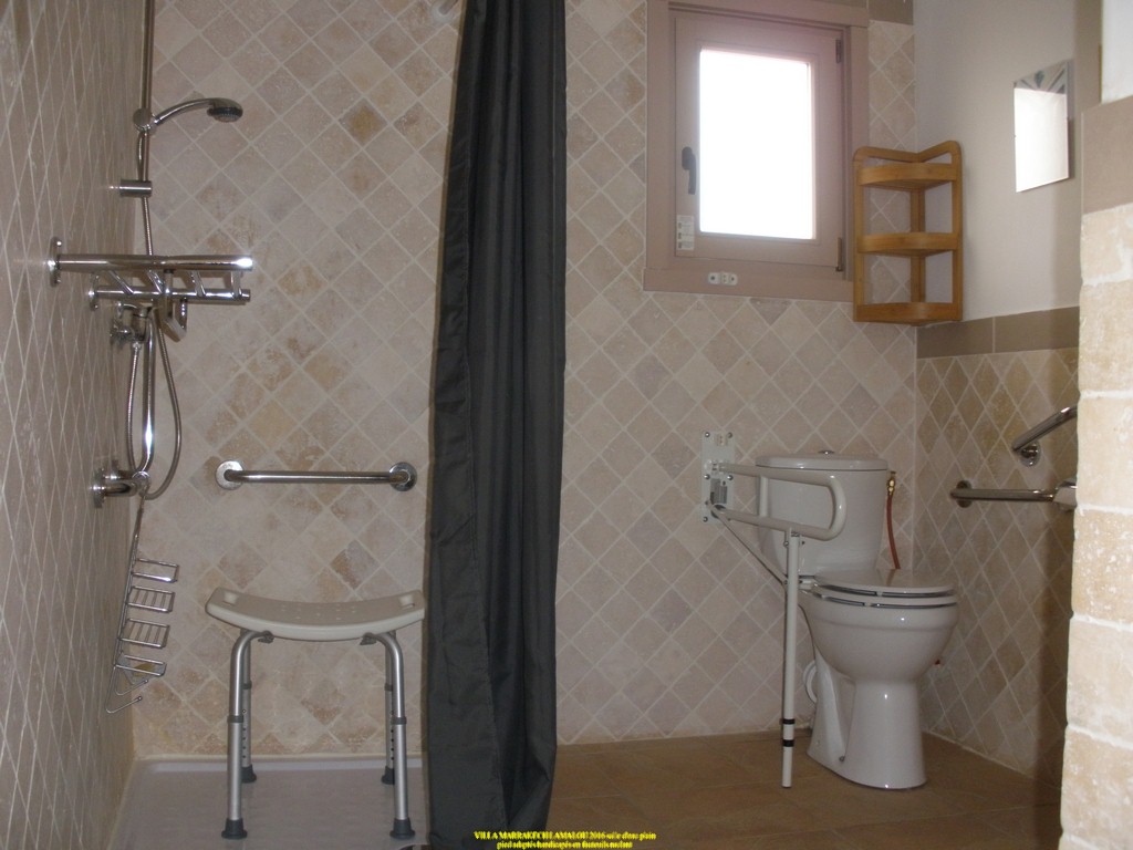 salle d eau douches italiennes adapté handicapés PMR barres d appuis