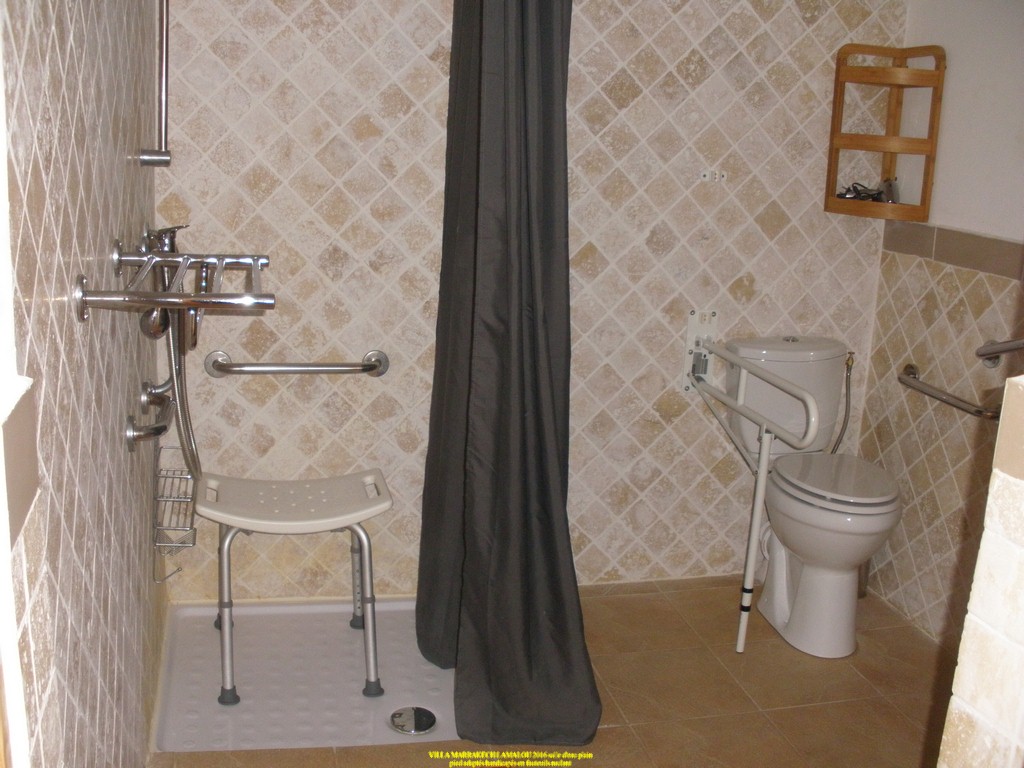 salle d eau adaptée handicapés pmr douche italienne