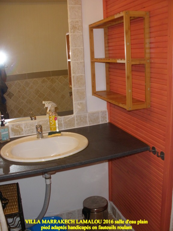 salle d eau adapté handicapé pmr lavabo acces fauteuil roulant