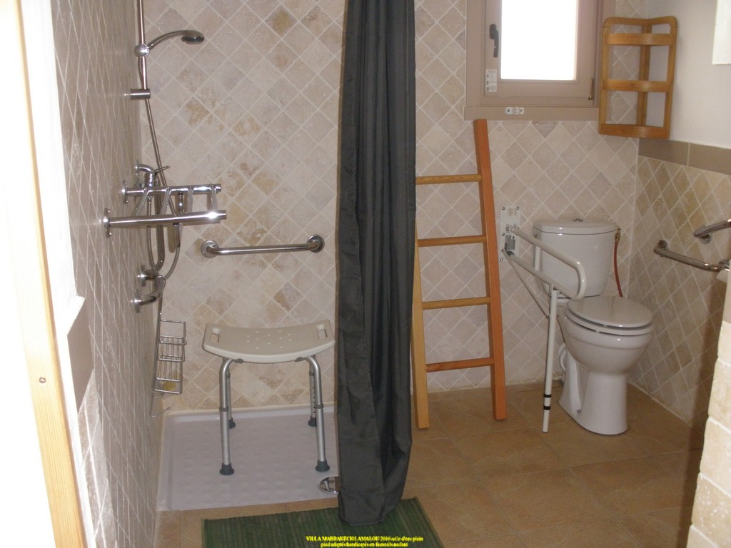 lamalou salles d eau adaptée PMR et fauteuils roulants barres d appui, espace de rotation, douches italiennes